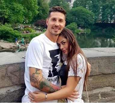 LARISSA CON SU NOVIO, EL FUTBOLISTA JONATHAN FABBRO. A EL LO DENUNCIARON POR ABUSAR DE SU AHIJADA: LE DIERON 14 AÑOS DE CARCEL. FUE EL FIN DE LA POPULARIDAD DE LA MOROCHA.