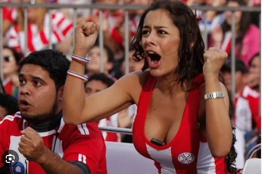 LA IMAGEN QUE DIO LA VUELTA AL MUNDO DURANTE SUDAFRICA 2010: LARISSA IMPACTO CON SU SONRISA, CON SU MIRADA, CON SU SIMPATIA... ¡Y CON SU ESCOTE!