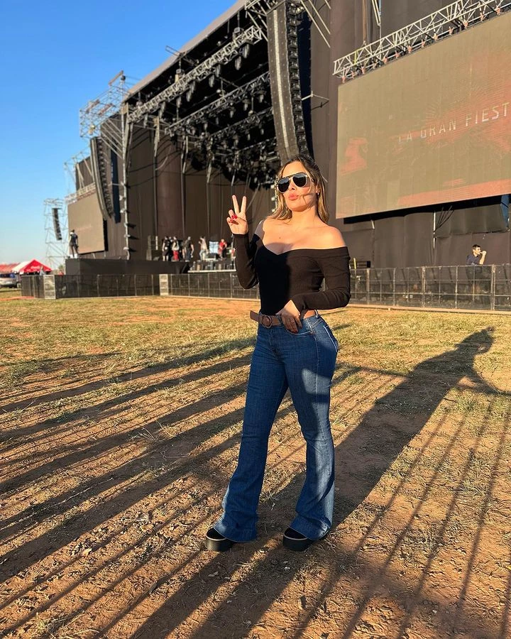 A PESAR DE TODO LO QUE LE PASO, LARISSA NO PIERDE LA SONRISA Y HASTA HACE LA VE DE LA VICTORIA.