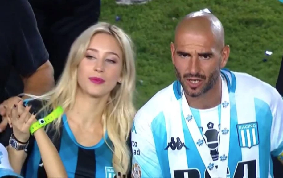 ¿POR QUE ES ESCANDALOSO EL ROMANCE DE BLANCO Y VECCHIO? PORQUE ELLA DEJO A LICHA LOPEZ, IDOLO DE RACING, PARA IRSE CON SU ACTUAL PAREJA.