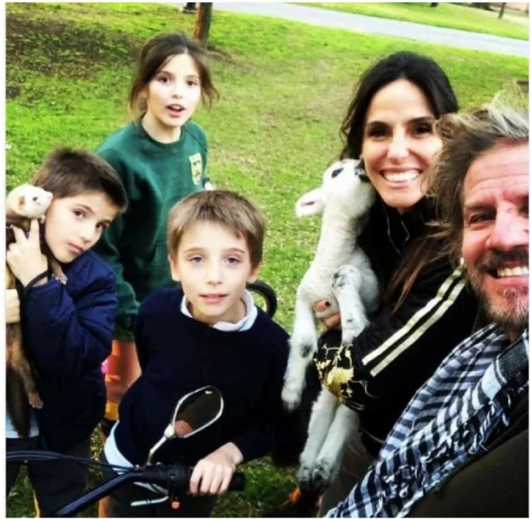 Facundo Arana con sus hijos.