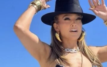 Jennifer López cumplió 54 años y mostró su microbikini dentro de su mansión de 60 millones de dólares en Beverly Hills