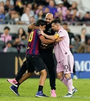 El guardaespaldas de Messi en acción con un fanático que se metió en la cancha