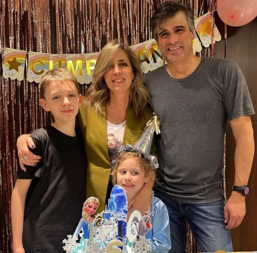 Sandra Borghi e sua família no aniversário da filha