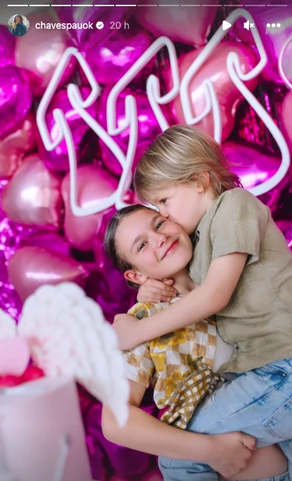 Olivia Alfonso y su hermano en su cumpleaños