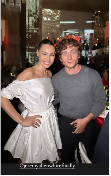 Pampita al lado de Jeremy Allen White