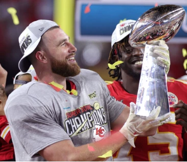 KELCE LEVANTA EL TROFEO "VINCE LOMBARDI" QUE LE DAN A LOS GANADORES DEL SUPERBOWL, LA FINAL DEL FUTBOL AMERICANO. LO LOGRO DOS VECES CON LOS KANSAS CITY CHIEFS.