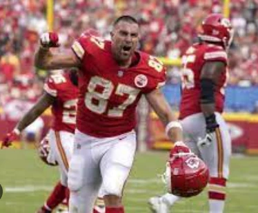 PARA FESTEJAR UNA ANOTACION, KELCE SE SACO EL CASCO Y GRITO COMO LOCO. EL FUTBOL AMERICANO DESPIERTA PASIONES EN LOS ESTADOS UNIDOS.