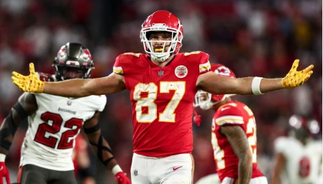 KELCE ES UN JUGADOR MUY POTENTE. LAS DEFENSAS NO LO PUEDEN PARAR.