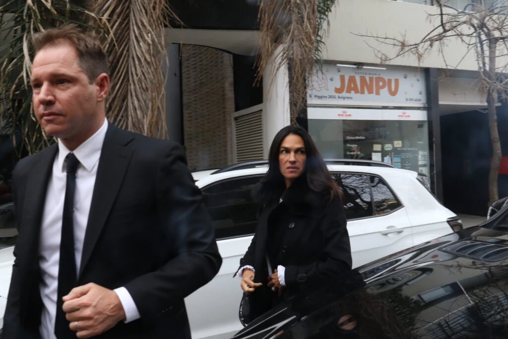 EN EL VELATORIO, LAS AMIGAS DE SILVINA LUNA CANTARON MANTRAS BUDISTAS, RELIGION QUE HABIA ABRAZADO SILVINA EN EL ULTIMO TIEMPO.