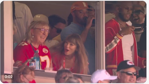 TAYLOR SWIFT JUNTO A SU SUEGRA, LA MADRE DE TRAVIS KELCE, EN EL PALCO DURANTE EL PARTIDO.
