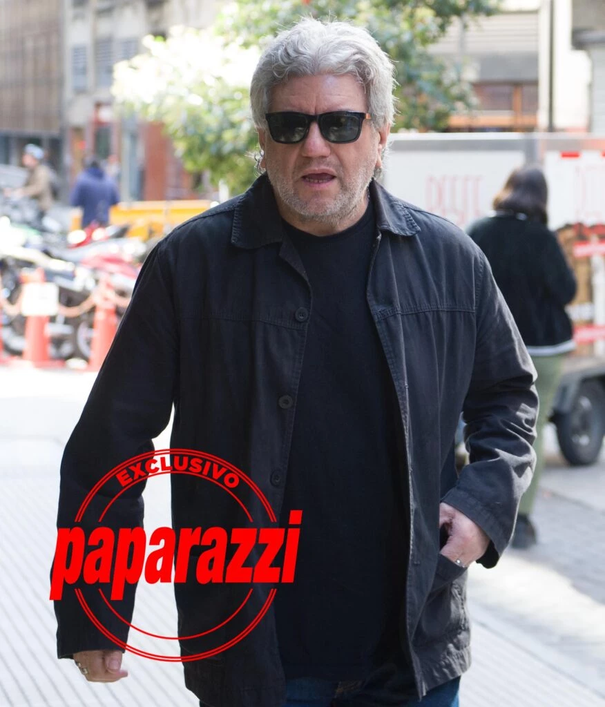 EL ACTOR DANIEL VALENZUELA SE ACERCO A DARLE EL ULTIMO APLAUSO A SORIANO.