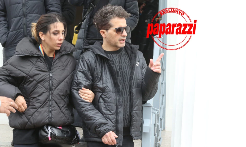 ANGEL DE BRITO LE RINDIO SU HOMENAJE A SILVINA. CINTHIA FERNANDEZ SE SOSTUVO DE SU BRAZO.