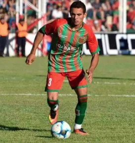 SU DEBUT PROFESIONAL SE PRODUJO EN ARGENTINO AGROPECUARIO DE CARLOS CASARES. AL POCO TIEMPO DE JUGAR EN PRIMERA SE RUMOREO QUE LO QUERIA EL MANCHESTER UNITED DE INGLATERRA.