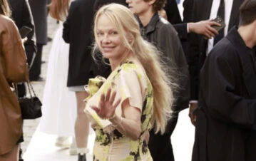 Pamela Anderson posó sin maquillaje y al natural en París y causó impacto