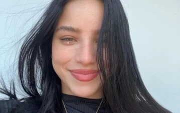 ¡Igualitas! Emilia Mernes mostró una foto con su mamá e impactó con sus looks idénticos