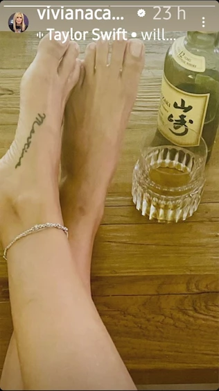 LA HISTORIA QUE SUBIO CANOSA DONDE SE VEN SUS PIECECITOS Y EL WISKIE JAPONES QUE SE ACABABA DE SERVIR. 