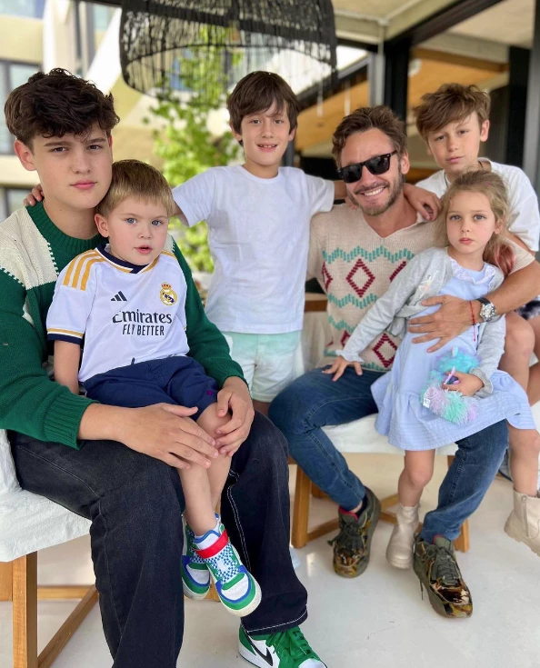 Benjamín Vicuña con sus hijos