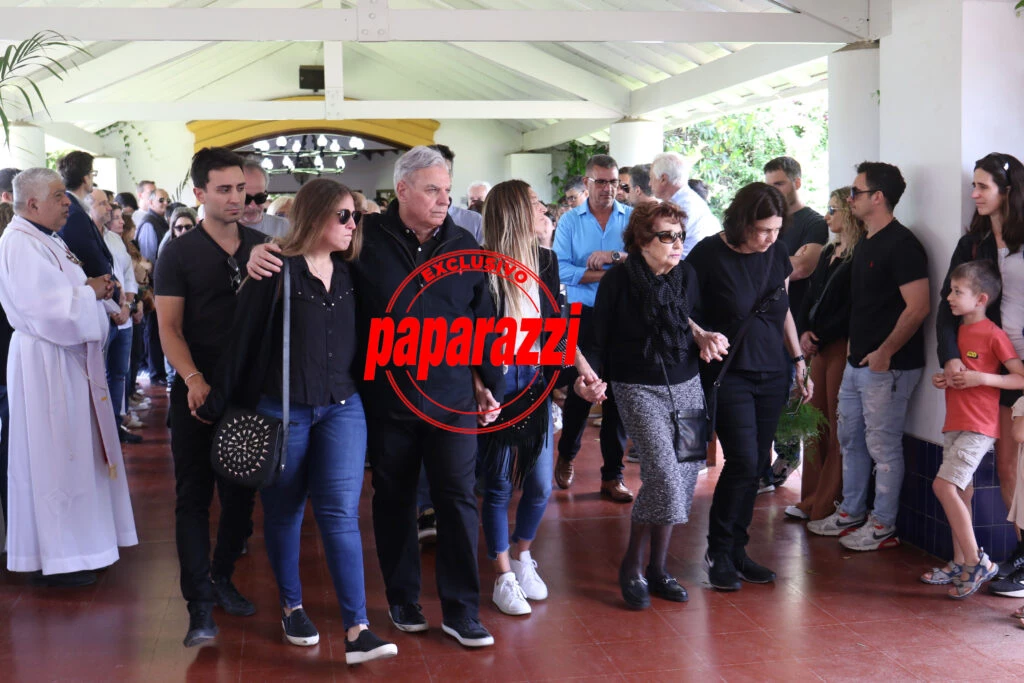 Carlos Monti en el entierro de su esposa