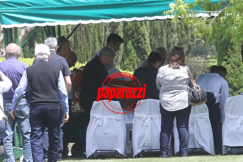 Carlos Monti en el entierro de su mujer