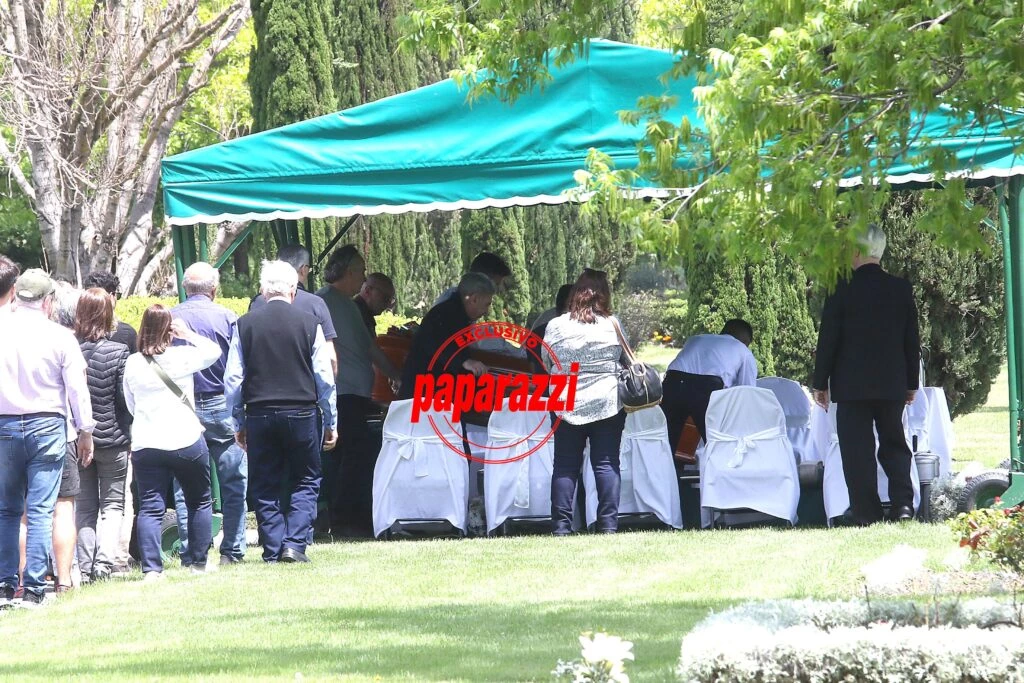 Carlos Monti llevando el cajón de su esposa