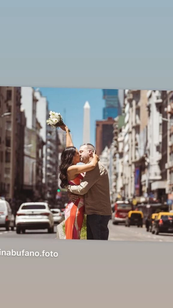 AMOR QUE HACE PUNTA. CASTAÑEDA Y SOFI SE MATARON A BESOS CON EL OBELISCO DE FONDO.