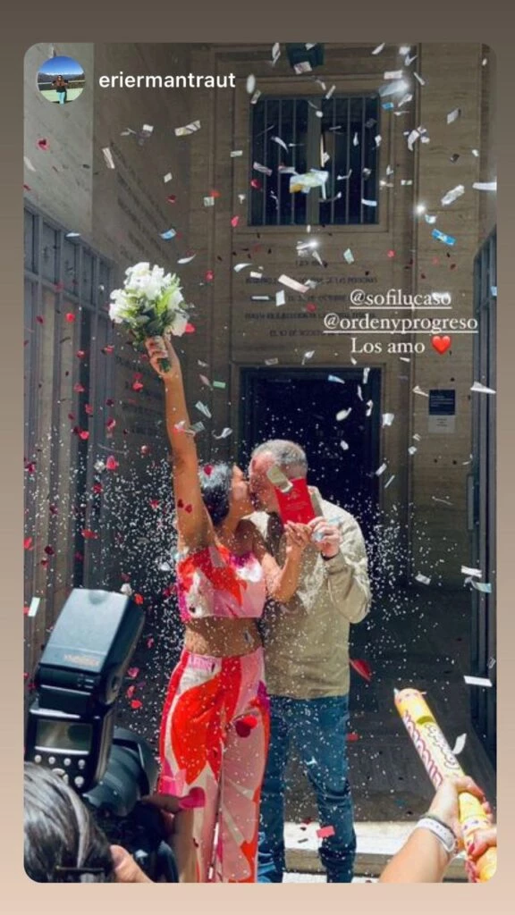 AL SALIR DEL CIVIL LOS RECIBIO UNA LLUVIA DE PETALOS.