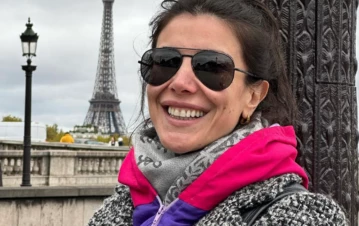 La foto de Andrea Rincón junto a la Torre Eiffel en París con un mensaje inesperado