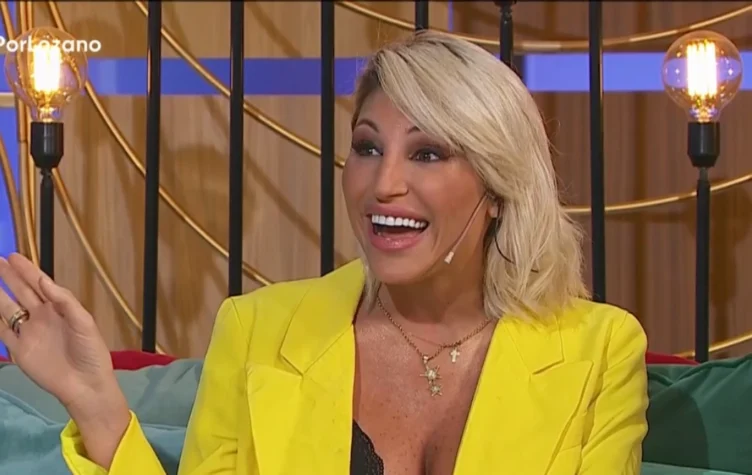 Los compañeros de Vicky Xipolitakis se le burlaron tras mostrar en vivo su ropa interior de la suerte