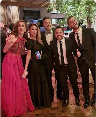 EN LA BODA DE JORGE LANATA, BARBANO Y CALABRO APARECEN JUNTOS EN LA FOTO DEL EQUIPO DE TRABAJO. ATENCION A LA MANITO DE EL EN LA CINTURA DE ELLA.