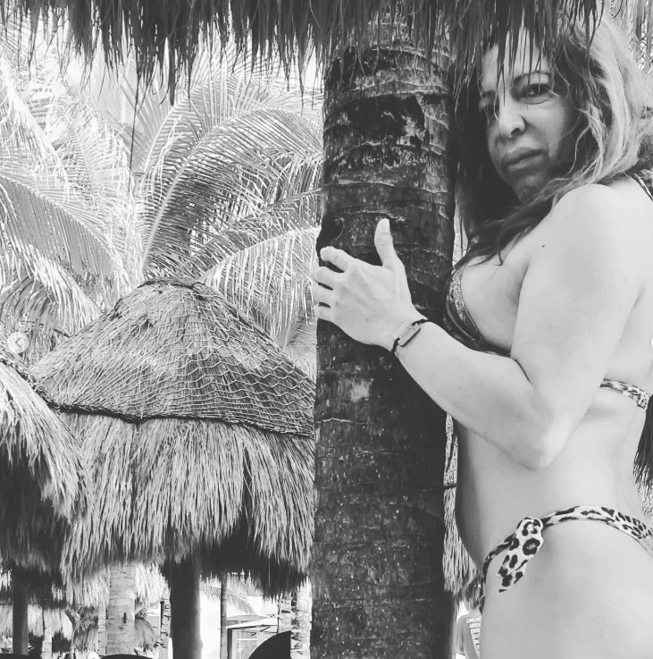 Lizy Tagliani en microbikini de animal print