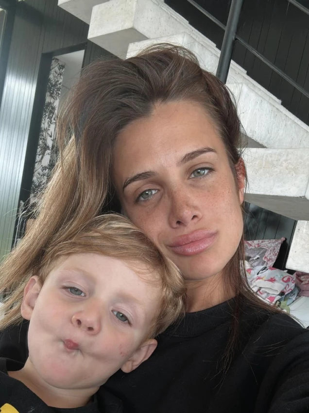 Camila Homs y su hijo de vacaciones