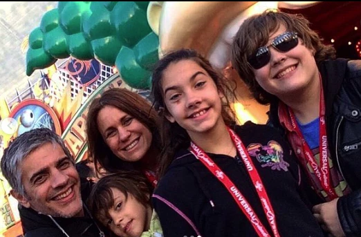 CUANDO SUS VIEJOS SE SEPARARON, NANCY FORMO PAREJA Y TUVO HIJOS CON PABLO ECHARRI. ACA, LUCA CON TODOS ELLOS.