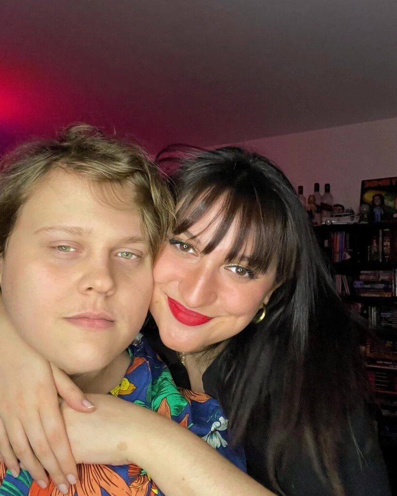 AQUEL NIÑO CRECIO Y HOY YA ESTA DE NOVIO CON LA PERIODISTA EUGENIA AIELLO. ¡SE AMAN!