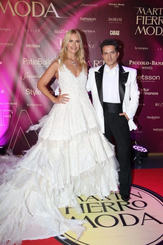 VALERIA MAZZA LE SACO VARIAS CABEZAS A ANGEL DE BRITO.