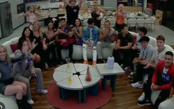 ¡El primer beso de Gran Hermano! Sucedió en un festejo de cumpleaños y generó polémica: "Ella no quería"