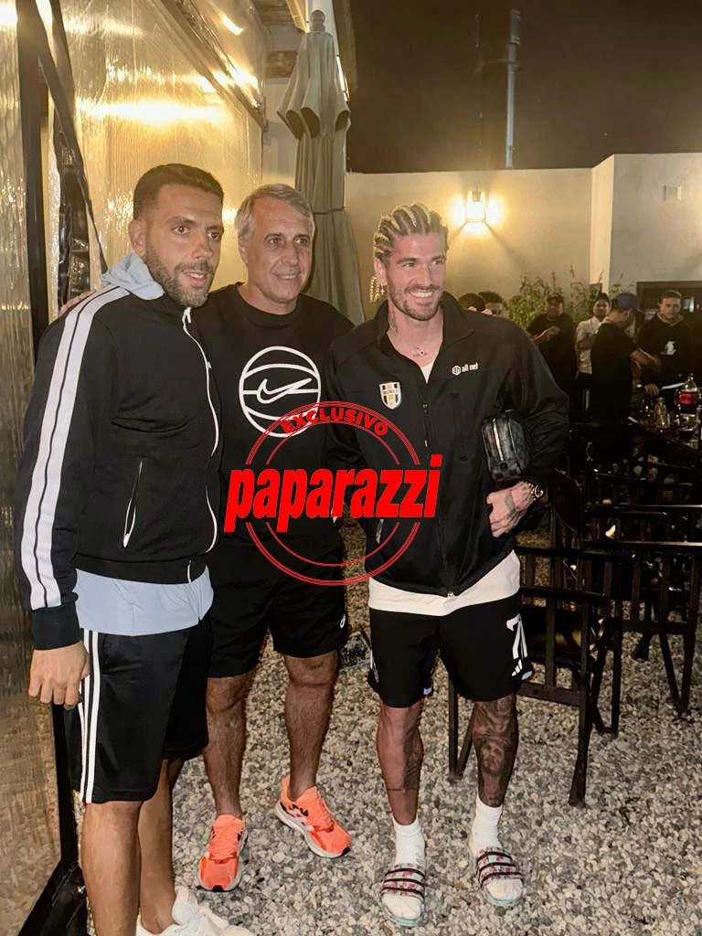 Rodrigo de Paul con sus representantes