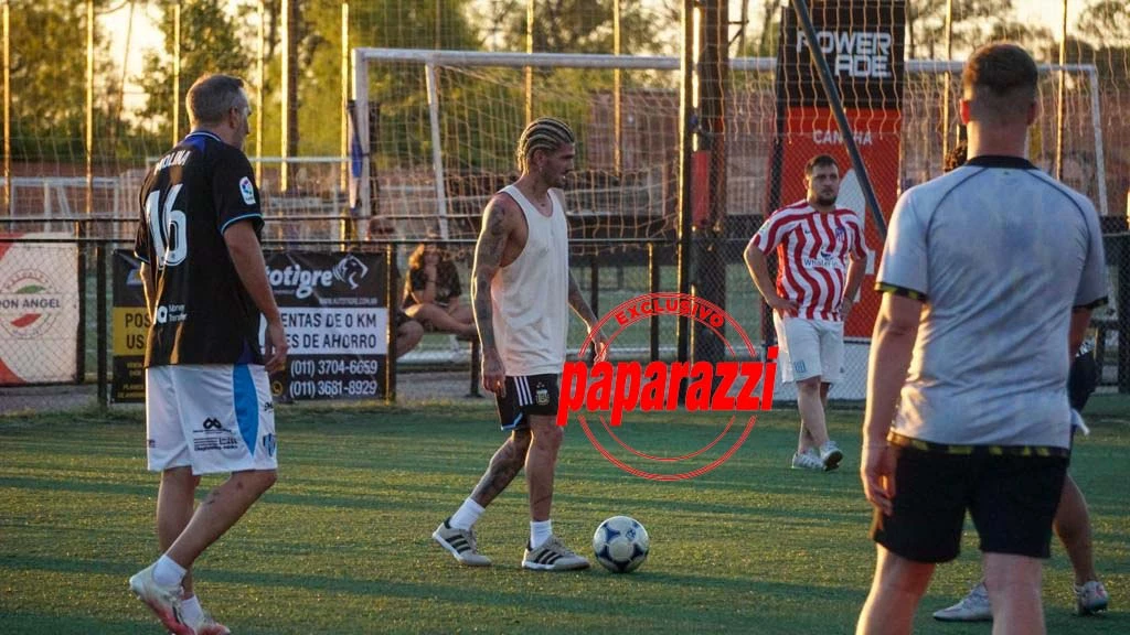 Rodrigo de Paul jugando al fútbol con amigos
