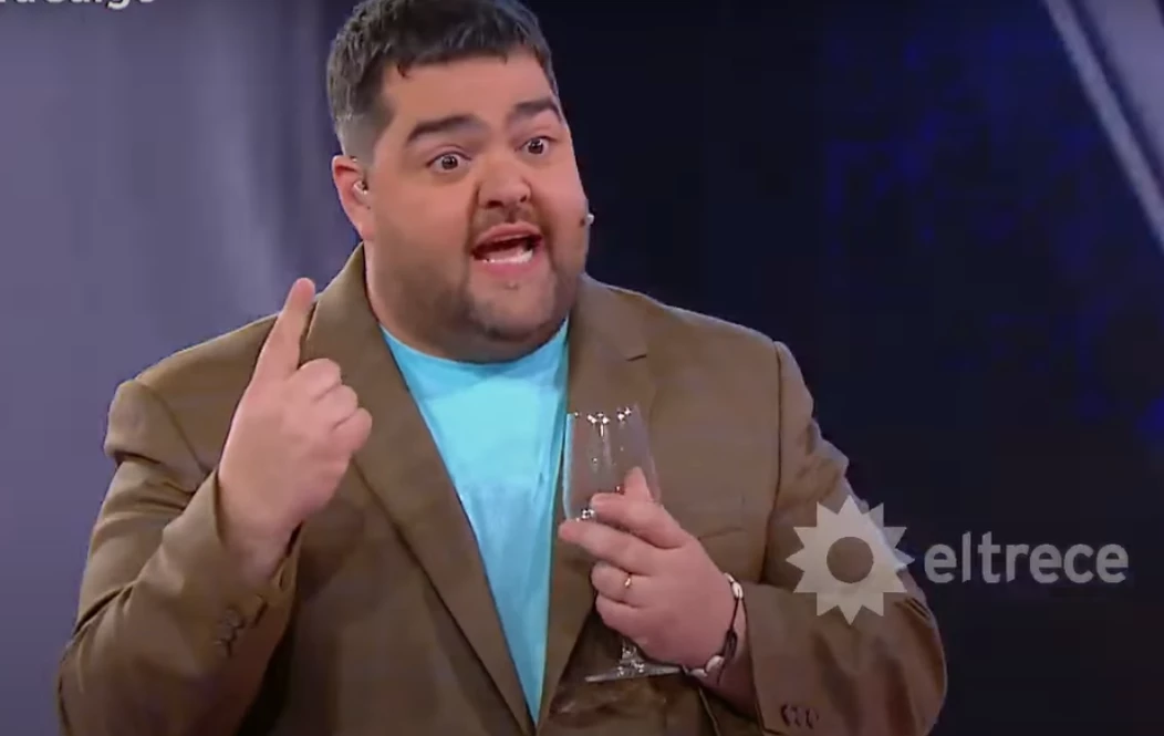Darío Barassi frenó en seco a una participante de Ahora Caigo que intentó seducirlo
