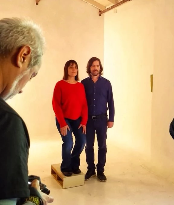 LA GENTE COMPARO A ANGEL Y VALERIA CON LA RECORDADA FOTO DEL FRENTE DE IZQUIERDA. ¡SE FUERON A LOS "CAÑOS"!