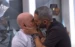 El apasionado beso entre el Pollo Álvarez y Ronnie Arias en vivo