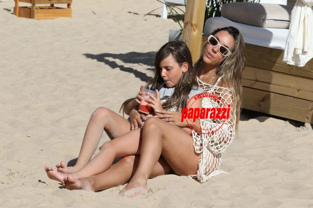 Floppy Tesouro en la playa con su hija