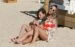Floppy Tesouro en la playa con su hija