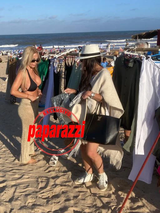 Graciela Alfano comprando ropa en la playa