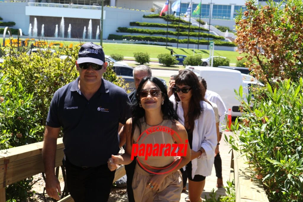 Lali Espósito llegando al programa de Olga