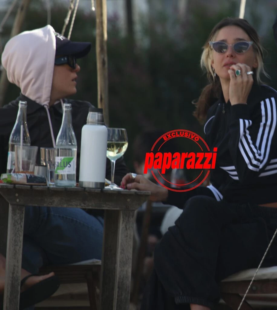 Lucía Celsaco con una amiga en Uruguay