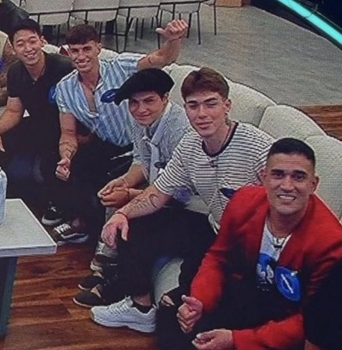 LA FOTO QUE DIO LUGAR A LA MALDICIÓN DEL SILLON DEL PRIMER DIA. YA SE FUERON HERNAN, AXEL Y AHORA WILLIAMS. ¡Y EN ESE ORDEN! SEGUIRIAN ALAN Y MARTIN KU. DE LOCOS.