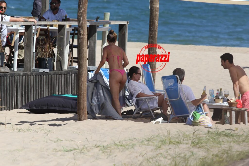 Ricardo Darín con sus hijos en la playa