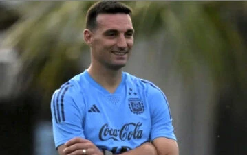Una foto de Lionel Scaloni "mostró de más" y provocó admiración, suspiros y elogios: "El que es campeón lleva la copa donde quiere"