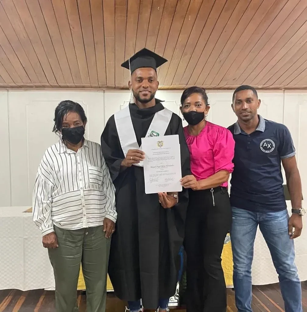 PREMIO AL ESFUERZO: BORJA SE RECIBIO DE BACHILLER A LOS 28 AÑOS, CUANDO YA ERA UN CONSAGRADO EN EL FUTBOL.